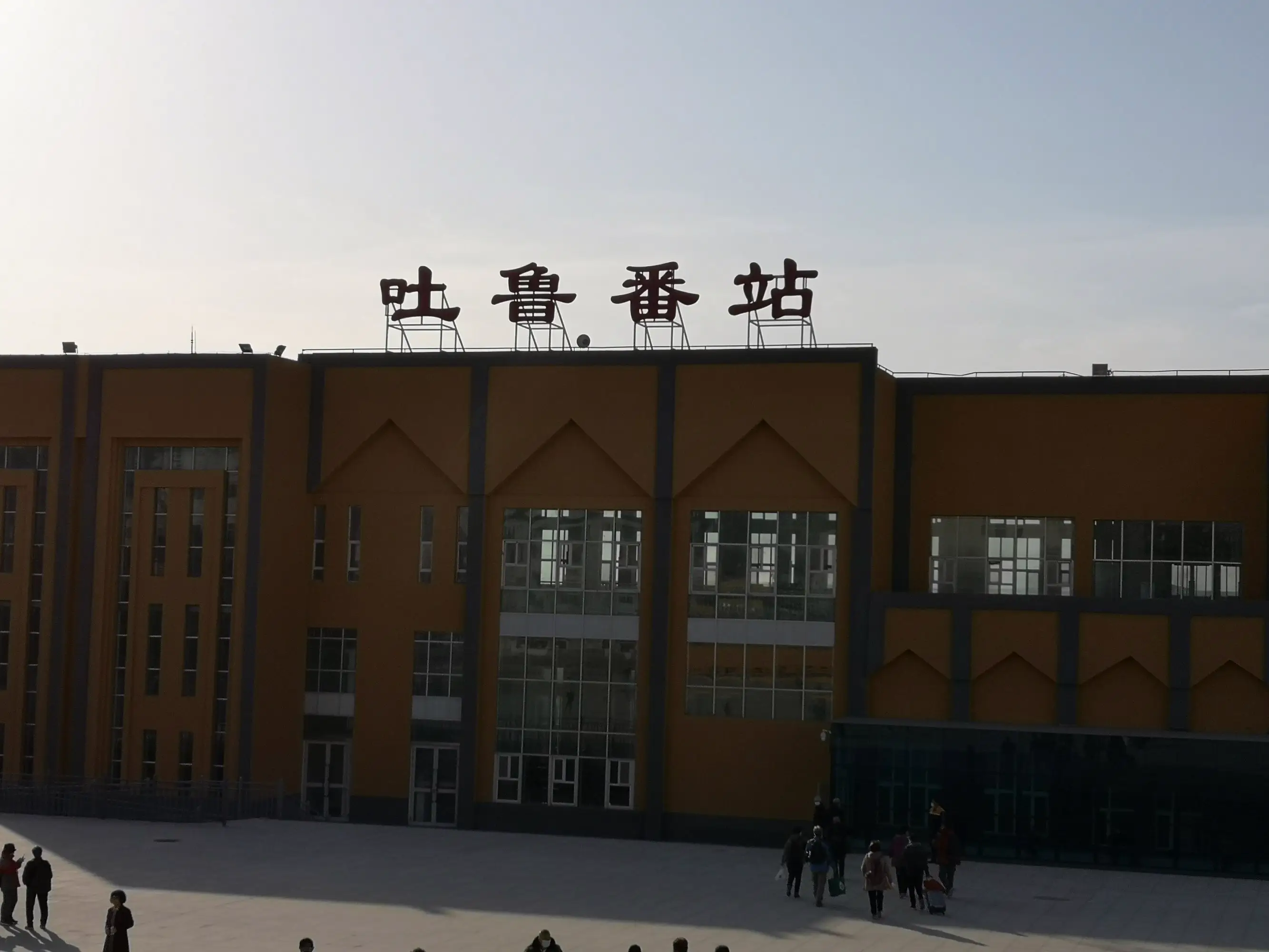 武漢到吐魯番物流專線-武漢至吐魯番貨運公司